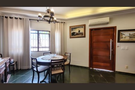 Casa à venda com 260m², 4 quartos e 5 vagasSala