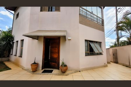 Casa à venda com 260m², 4 quartos e 5 vagasFachada