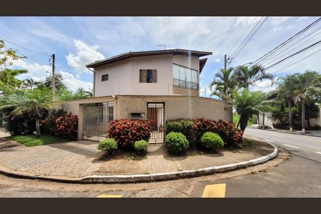 Casa à venda com 260m², 4 quartos e 5 vagasFachada