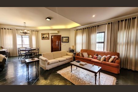 Casa à venda com 260m², 4 quartos e 5 vagasSala