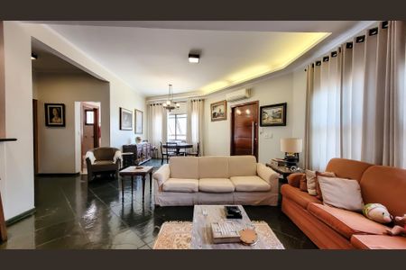 Casa à venda com 260m², 4 quartos e 5 vagasSala