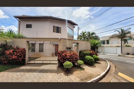 Casa à venda com 260m², 4 quartos e 5 vagasFachada