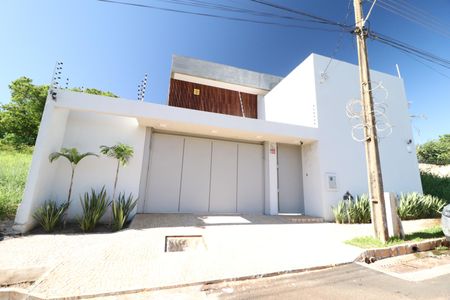 Casa para alugar com 233m², 3 quartos e 3 vagasFachada