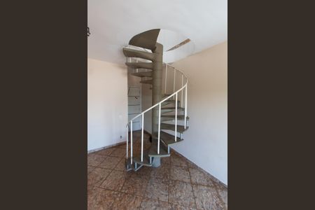 Apartamento para alugar com 100m², 3 quartos e 2 vagasESCADA ACESSO PISO SUPERIOR