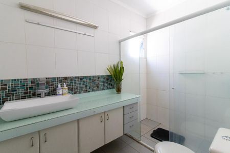 Casa de condomínio para alugar com 218m², 4 quartos e 4 vagasBanheiro da Suíte