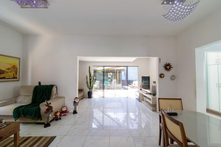 Casa de condomínio para alugar com 218m², 4 quartos e 4 vagasSala