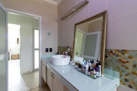 Casa de condomínio para alugar com 218m², 4 quartos e 4 vagasBanheiro