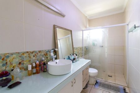 Casa de condomínio para alugar com 218m², 4 quartos e 4 vagasBanheiro