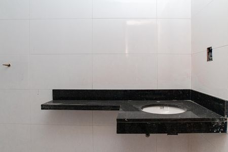 Banheiro de apartamento à venda com 2 quartos, 53m² em Vila Mazzei, São Paulo