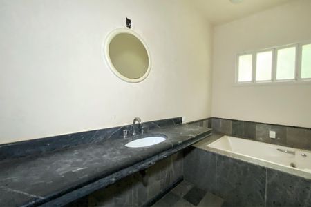 Casa de condomínio para alugar com 280m², 6 quartos e 8 vagasBanheiro