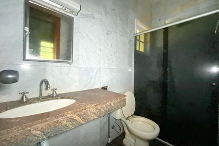 Casa de condomínio para alugar com 280m², 6 quartos e 8 vagasBanheiro 2