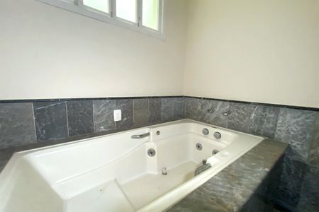 Casa de condomínio para alugar com 280m², 6 quartos e 8 vagasBanheiro