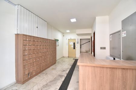Hall de entrada e portaria de kitnet/studio para alugar com 1 quarto, 21m² em Centro, Curitiba