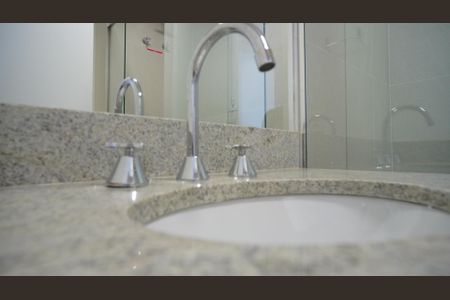 Banheiro de kitnet/studio à venda com 1 quarto, 26m² em Passo D’areia, Porto Alegre