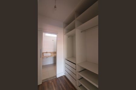Casa de condomínio à venda com 240m², 3 quartos e 4 vagasSuíte 2 closet