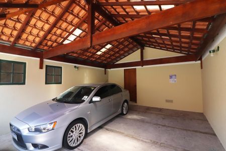 Casa de condomínio à venda com 240m², 3 quartos e 4 vagasGaragem e Fachada Interna 