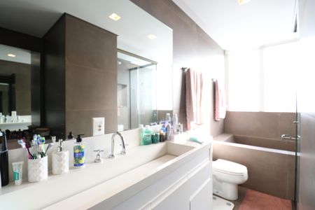 Apartamento à venda com 461m², 4 quartos e 4 vagasBanheiro da Suíte 3