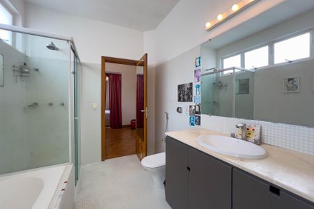 Casa para alugar com 200m², 3 quartos e 2 vagas Casa para alugar com 200m², 3 quartos e 2 vagasBanheiro do quarto 1