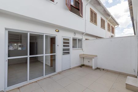 Casa de condomínio para alugar com 150m², 3 quartos e 2 vagasÁrea de Serviço - Quintal