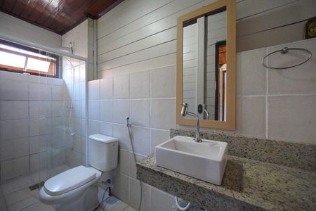 Banheiro churrasqueira  de casa para alugar com 5 quartos, 125m² em Rio Tavares Central, Florianópolis