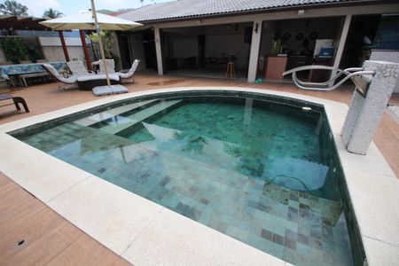 Casa de condomínio à venda com 271m², 4 quartos e 4 vagasPiscina