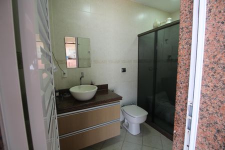 Casa de condomínio à venda com 271m², 4 quartos e 4 vagasBanheiro Social 2