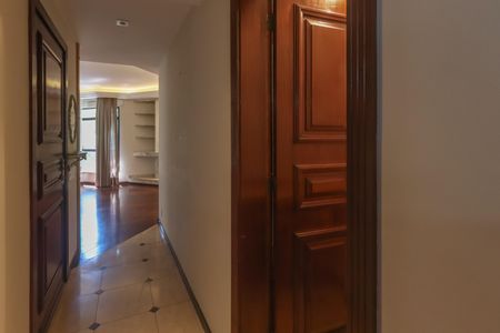 Apartamento à venda com 182m², 5 quartos e 3 vagasCorredor