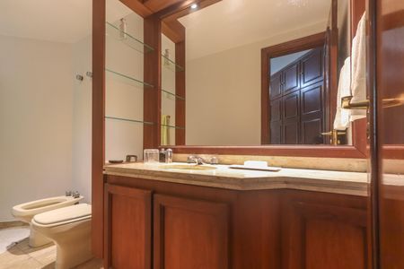 Apartamento à venda com 182m², 5 quartos e 3 vagasBanheiro da Suíte 1