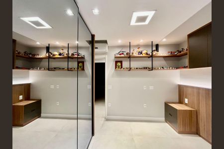 Apartamento à venda com 228m², 3 quartos e 2 vagas Apartamento à venda com 228m², 3 quartos e 2 vagasSuíte 3