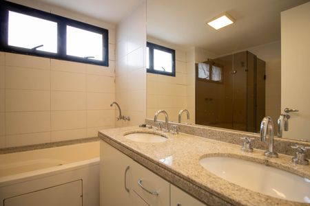 Apartamento para alugar com 192m², 5 quartos e 4 vagas Apartamento para alugar com 192m², 5 quartos e 4 vagasBanheiro Suíte 3