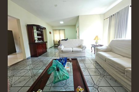 Casa para alugar com 236m², 5 quartos e 3 vagasSala