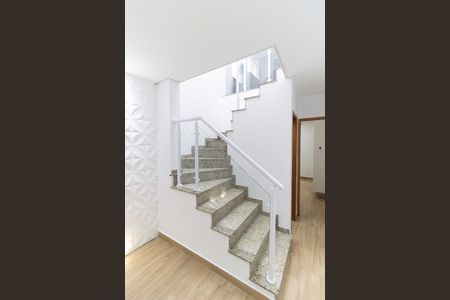 Casa à venda com 215m², 3 quartos e 4 vagas Casa à venda com 215m², 3 quartos e 4 vagasEscada