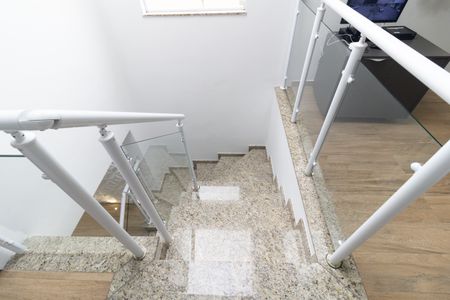 Casa à venda com 215m², 3 quartos e 4 vagas Casa à venda com 215m², 3 quartos e 4 vagasEscada