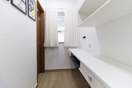 Casa à venda com 215m², 3 quartos e 4 vagas Casa à venda com 215m², 3 quartos e 4 vagasEscritório