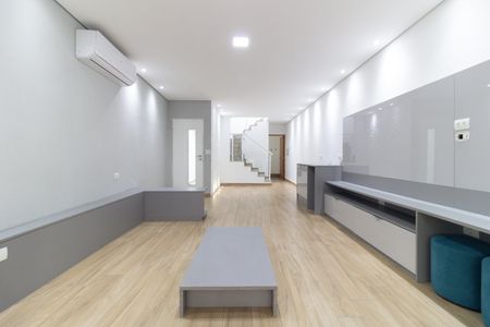 Sala de casa à venda com 3 quartos, 215m² em Vila Gumercindo, São Paulo