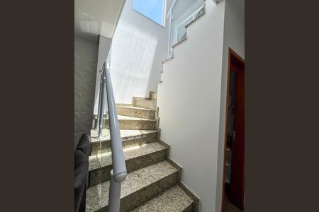 Casa à venda com 215m², 3 quartos e 4 vagasEscada
