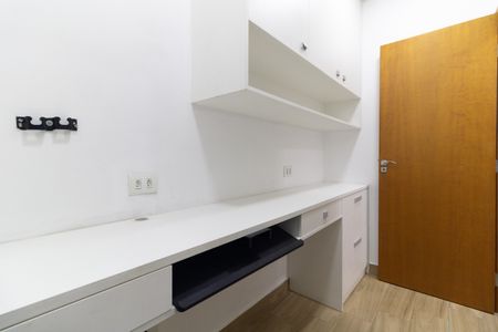 Casa à venda com 215m², 3 quartos e 4 vagas Casa à venda com 215m², 3 quartos e 4 vagasEscritório
