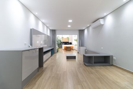 Sala de casa à venda com 3 quartos, 215m² em Vila Gumercindo, São Paulo