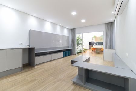 Sala de casa à venda com 3 quartos, 215m² em Vila Gumercindo, São Paulo