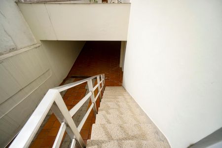 Casa para alugar com 400m², 3 quartos e 7 vagas Casa para alugar com 400m², 3 quartos e 7 vagasEscada da garagem