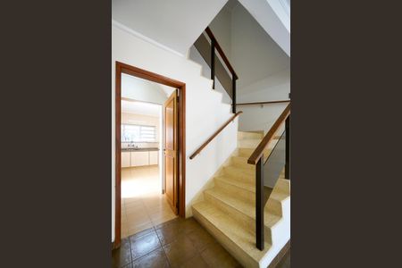 Hall da escada de casa para alugar com 3 quartos, 400m² em Vila Esperança, São Paulo