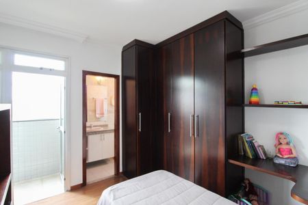 Apartamento à venda com 219m², 4 quartos e 2 vagas Apartamento à venda com 219m², 4 quartos e 2 vagasSuíte 2