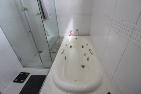 Apartamento à venda com 219m², 4 quartos e 2 vagas Apartamento à venda com 219m², 4 quartos e 2 vagasBanheiro da Suíte 1