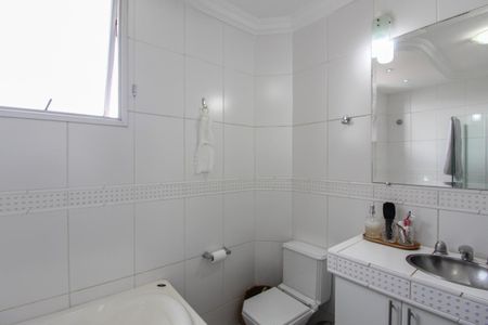 Apartamento à venda com 219m², 4 quartos e 2 vagas Apartamento à venda com 219m², 4 quartos e 2 vagasBanheiro da Suíte 1