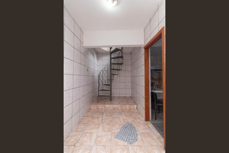Casa à venda com 250m², 2 quartos e 2 vagasEscada