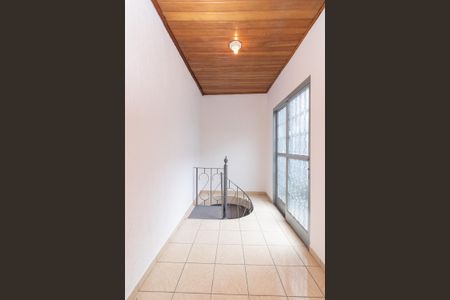 Casa à venda com 250m², 2 quartos e 2 vagasEscada