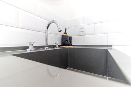 Banheiro de kitnet/studio para alugar com 1 quarto, 22m² em República, São Paulo