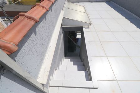 Casa à venda com 200m², 2 quartos e 2 vagasEscada