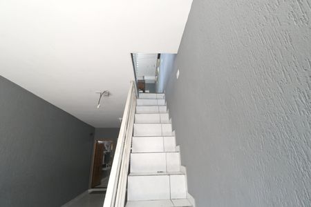 Casa à venda com 200m², 2 quartos e 2 vagasEscada