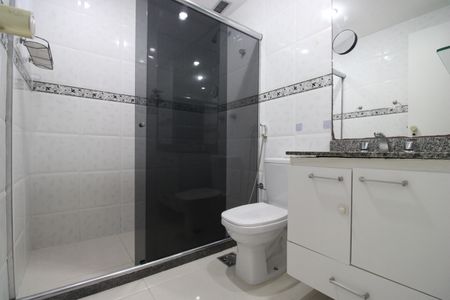 Apartamento à venda com 121m², 3 quartos e 2 vagasBanheiro da suíte